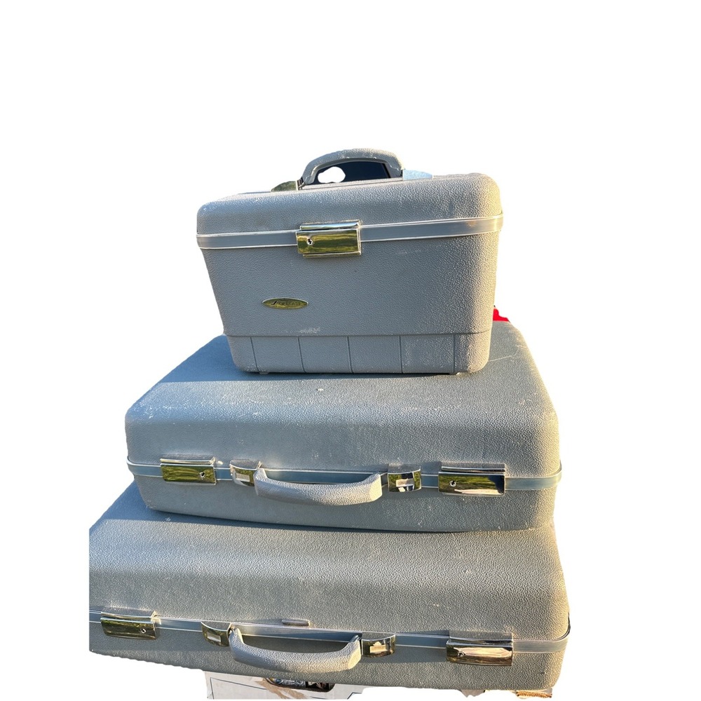 VINTAGE BLUE LUGGAGE SET OF 3 PIECES HARD SHELL SUITCASE EXCELLENT CONDITION